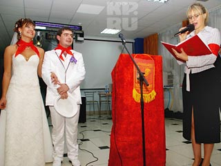 В Саратове состоялась "пионерская" свадьба, пишет "Комсомольская правда". Стремление провести оригинальную тематическую свадьбу привело к тому, что молодоженам повязали красные галстуки, а гости маршировали под советские речевки