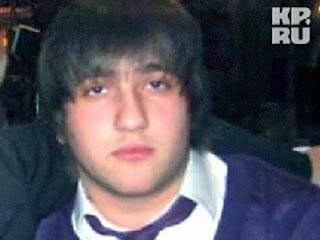 Убитым оказался 18-летний азербайджанец Расул Халилов, который является одним из обвиняемых в громком деле о "черных ястребах". Юношу расстреляли как раз в тот момент, когда молодой человек направлялся на очередное заседание в Дорогомиловском суде