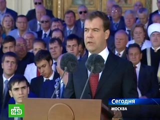 Медведев назвал Москву городом "огромных перспектив", хотя "экономический спад дает о себе знать"