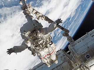 Астронавты NASA завершили семичасовой выход в открытый космос