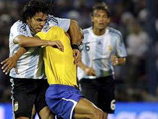 Бразилия громит команду Марадоны и досрочно получает путевку на ЧМ-2010   