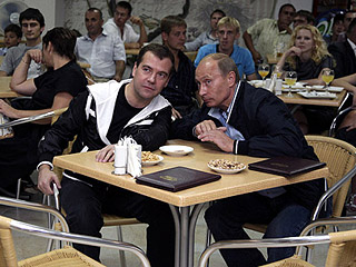 Рейтинг доверия Медведеву вырос вдвое. Но Путин по-прежнему &#8470;1