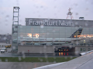 Небольшой сверток взорвался в руках таможенников в крупнейшем в Германии аэропорту во Франкфурте, два человека получили ранения