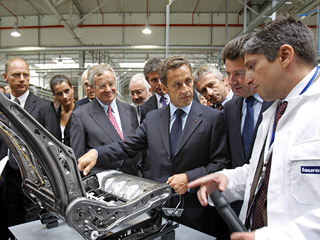 Президент Франции Николя Саркози распорядился отобрать невысоких рабочих к своему визиту на завод в Нормандии, чтобы в телерепортажах не выглядеть низкорослым на их фоне