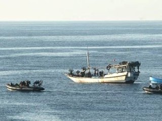 Два рыбацких судна атакованы пиратами у берегов Камеруна, шесть моряков ранены