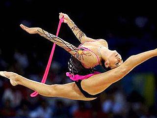 Олимпийская чемпионка-2008 россиянка Евгения Канаева завоевала две золотые медали чемпионата мира по художественной гимнастике, который проходит в эти дни в Японии, выиграв упражнения с обручем и со скакалкой