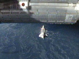 Американский шаттл Discovery, на борту которого находится экипаж из семи человек, отстыковался от Международной космической станции после более чем недельной миссии