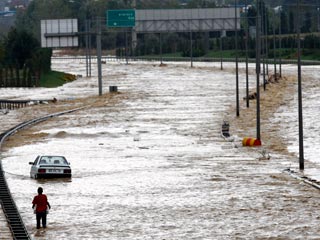 Не менее 20 человек погибли и около 100 человек получили травмы за последние два дня из-за сильных наводнений в Турции, вызванных проливными дождями, сообщает в среду местное телевидение
