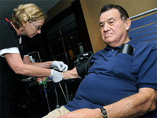 Во вторник, 8 сентября, 75-летний житель Лонг-Айленда Ал Фискер сдал 320-ю пинту крови (1 пинта - 0,473 л)