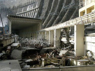 Возгорание в машинном зале Саяно-Шушенской ГЭС, серьезно пострадавшей в результате аварии 17 августа, стало причиной временной приостановки восстановительных работ на станции, сообщило в среду ОАО "РусГидро", в которую входит ГЭС