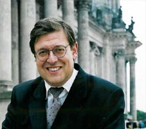 После того, как депутат бундестага ФРГ Йорг Таусс решением парламента был лишен парламентского иммунитета, против него, как и ожидалось, были выдвинуты обвинения в хранении детской порнографии