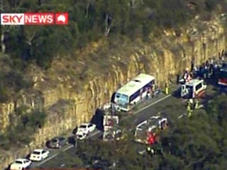 В австралийском Сиднее автомашина врезалась в школьный автобус. Водитель автомобиля погиб на месте. Его пассажирку в критическом состоянии доставили в больницу. Там она скончалась