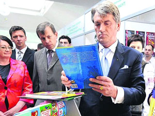 Охрана президента Украины Виктора Ющенко на книжной ярмарке во Львове "помяла" почетного гостя - норвежского автора бестселлеров Йостейна Гордера