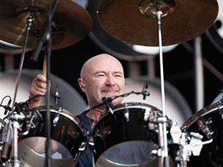 Вокалист и барабанщик британской группы Genesis Фил Коллинз, возможно, не сможет больше играть на музыкальных инструментах из-за смещения шейного позвонка
