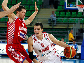 Сборная России по баскетболу одержала первую победу во втором групповом турнире чемпионата Европы среди мужчин, выиграв в пятницу у команды Хорватии