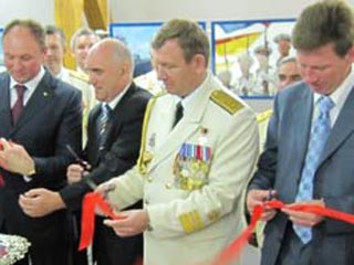 Вице-адмирал Виктор Чирков (на фото - второй справа)