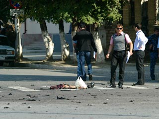 В результате взрыва в центре Грозного, по уточненным данным, тяжело ранены трое сотрудников милиции