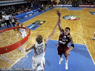 Международная баскетбольная ассоциация (FIBA) накажет центрового сборной Латвии Каспара Камбалу за инцидент, который произошел после окончания игры между Латвией и Германией