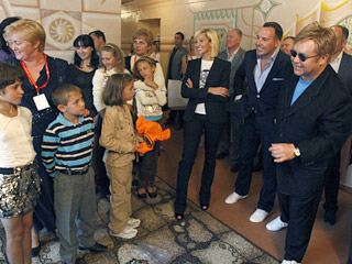 Британский певец Элтон Джон, посещая в субботу в Донецкой области специализированный дом ребенка, где живут дети с диагнозом ВИЧ/СПИД