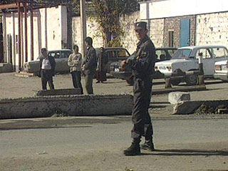 В Чечне, в городе Аргун неизвестные напали на милицейский наряд, погибли двое сотрудников милиции