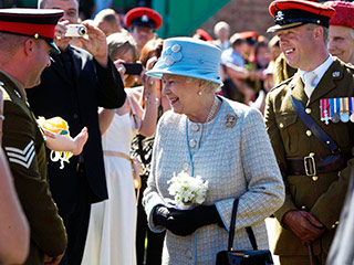 Королева Великобритании Елизавета II сегодня впервые собственноручно вручила членам семей шести военнослужащих, погибших в Ираке и Афганистане, памятные медали, названные ее именем - так называемые Елизаветинские кресты