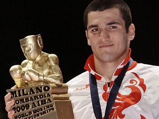 Сборная России по боксу заслужила две золотые, четыре серебряные и две бронзовые медали на чемпионате мира, который завершился в Италии