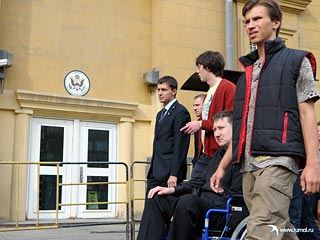 Активисты движения "Россия Молодая" в воскресенье провели акцию протеста перед зданием посольства США в Москве