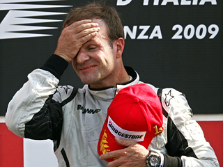 Пилот "Брауна" Рубенс Баррикелло стал победителем Гран-при Италии, тогда как гонщик "Макларена" Льюис Хэмилтон лишился даже теоретических шансов защитить титул чемпиона "Формулы-1", который он сенсационно выиграл в прошлом сезоне