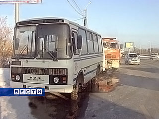 Рейсовый автобус, эвакуатор и легковой автомобиль провалились под асфальт на улице Ключевская в Петропавловске-Камчатском