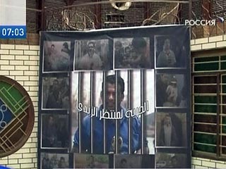 Иракский журналист Мунтадар аз-Зейди, арестованный в 2008 году за то, что во время пресс-конференции швырнул ботинки в президента США Джорджа Буша и назвал его "собакой", в понедельник должен выйти на свободу
