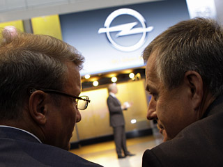 Глава "Сбербанка" Герман Греф специально задержался на один день в финансовой митрополии Германии, чтобы принять участие в презентации двух мировых премьер немецкого автопроизводителя Opel