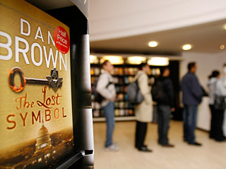 Как и ожидалось, новый роман известного американского писателя Дэна Брауна "Потерянный символ" (The Lost Symbol) стал бестселлером в первый день продаж