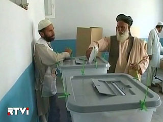 Наблюдатели Европейского союза, которые занимаются проверкой нарушений и фальсификаций, допущенных в ходе выборов президента Афганистана 20 августа, на пресс-конференции в Кабуле в среду заявили, что приблизительно 1,5 млн голосов могли быть подтасованы