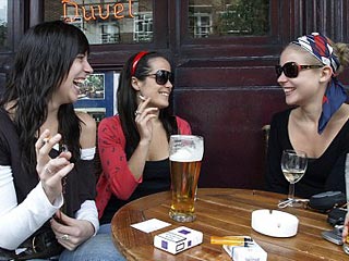 В Нью-Йорка могут ужесточить меры по запрету курения в общественных местах. Курить в общественных зданиях Нью-Йорка было запрещено еще 6 лет назад, и теперь городские власти надеются распространить запрет на 1700 парков и 7 пляжей