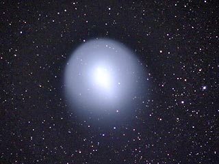Загадочный взрыв на комете Холмса (17P/Holmes) 2007 года, из-за которого она на время стала самым ярким и крупным по видимым размерам объектом в Солнечной системе, как выяснилось, имел столь же уникальные последствия