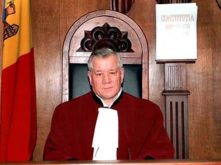 Судья Конституционного суда Молдавии Виктор Пушкаш безуспешно пытается отказаться от дорогостоящего подарка со стороны экс-президента - золотых швейцарских часов