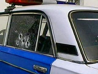 В столице Кабардино-Балкарии в четверг неизвестные обстреляли милицейскую машину, при этом был ранен один из милиционеров