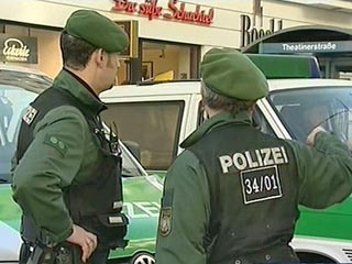В пятницу полиция и службы безопасности Германии объявили высшую степень террористической угрозы. Министерство внутренних дел страны вводит повышенные меры безопасности в аэропортах и на вокзалах