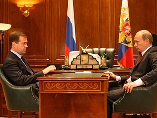 Сторонники президента Дмитрия Медведева начали кампанию по недопущению премьера Владимира Путина на президентские выборы 2012 года