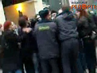 Видео конфликта у метро "Сокольники" было снято на камеру мобильного телефона, апрель 2008 года