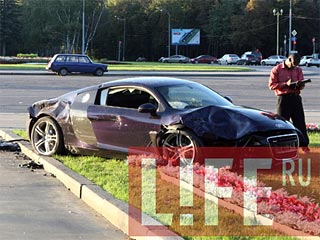 Супердорогой спортивный автомобиль Аudi R8 в понедельник в Москве врезался в иномарку Chevrolet