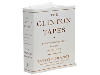 Книга Тейлора Бренча "Пленки Клинтона". Издание представляет собой 70 записанных на диктофон интервью, которые образовали устную историю 90-х годов