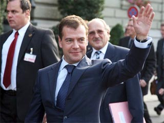 Дмитрий Медведев в Швейцарии почтил память Суворова и призвал уважать историю