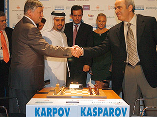 Первые две партии, сыгранные во вторник в Валенсии экс-чемпионами мира по шахматам Анатолием Карповым и Гарри Каспаровым, закончились победой Каспарова