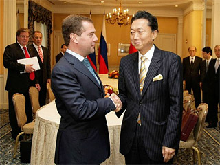 Новый японский премьер Юкио Хатояма, занявший эту должность 16 сентября, во время своей первой встречи с президентом РФ Дмитрием Медведевым заявил о своем твердом намерении решить территориальный спор и заключить мирный договор с Россией