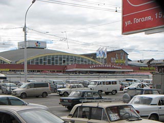 Крупный пожар на Центральном рынке в Новосибирске: горит павильон со стройматериалами