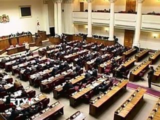 Парламент Грузии в третьем чтении принял в четверг проект поправок в Конституцию, инициированный президентом Саакашвили, в соответствии с которым главный законодательный орган страны частично переносится в Кутаиси