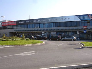 Авиакомпания "ВИМ-Авиа" была вынуждена прервать выполнение рейса Римини - Москва из-за того, что при взлете в колесо воздушного судна попал посторонний предмет