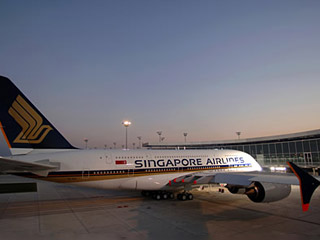 Аэробус A380 авиакомпании Singapore Airlines, следовавший из Парижа в Сингапур, в минувшее воскресенье вернулся примерно с середины полета в столицу Франции после отказа одного из четырех двигателей