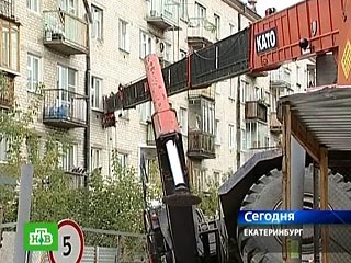 В Екатеринбурге на пятиэтажный жилой дом упал строительный кран
